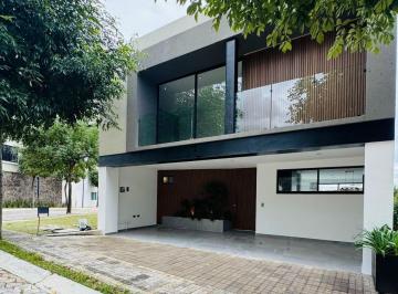 Casa · 246m² · 3 Recámaras · 3 Estacionamientos · Casa en Venta en Lomas de Angelopolis, Cascatta, Frente Al Chedraui