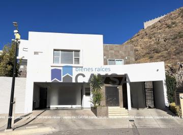 Casa · 366m² · 5 Recámaras · 2 Estacionamientos · Casa en Venta en Misión del Valle (Con Departamento y Patio Amplio)