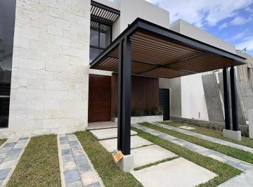 Casa · 270m² · 4 Recámaras · 2 Estacionamientos · Casa en Venta en Via Cumbres Cancun
