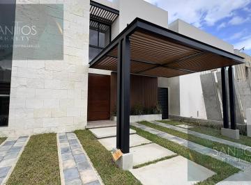 Casa · 270m² · 4 Recámaras · 2 Estacionamientos · Casa en Venta en Via Cumbres Cancun