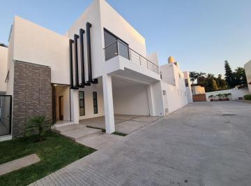 Casa · 240m² · 3 Recámaras · 2 Estacionamientos · Casa en Venta en Lomas de Cuernavaca