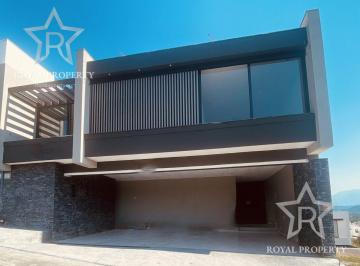 Casa · 490m² · 3 Recámaras · 3 Estacionamientos · Casa en Venta, Estricta Seguridad, El Uro, Monterrey, Nuevo León