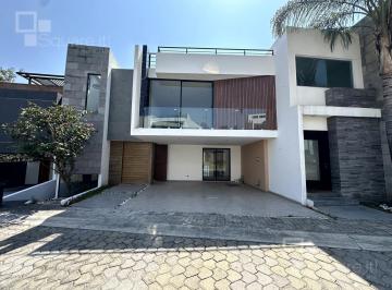 Casa · 330m² · 4 Recámaras · 2 Estacionamientos · Casa en Venta