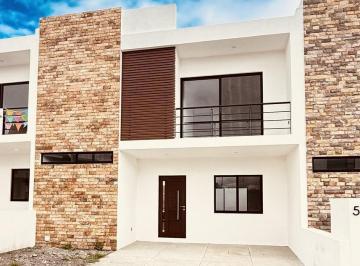 Casa · 156m² · 3 Recámaras · 2 Estacionamientos · Amplia Casa en Juriquilla, Querétaro. en Privada