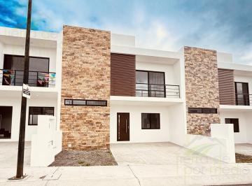 Casa · 156m² · 3 Recámaras · 2 Estacionamientos · Precio de Oportunidad! Amplia Casa en Juriquilla, Querétaro. en Privada