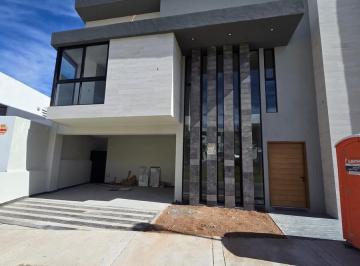 Casa · 425m² · 3 Recámaras · 2 Estacionamientos · Casa en Venta en Club de Golf, La Loma