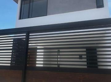 Casa de 3 habitaciones, León · Casa en Venta Comercial en Sobre Av Punta del Este con 3 Recamaras y 3 Estacionamientos