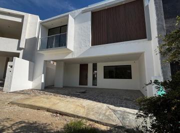 Casa de 4 habitaciones, León · Cada en Venta de 3 Pisos en Barranca del Refugio con 4 Recamaras y Roof Garden Frente a Area Verde