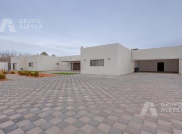 Quinta · 2000m² · 5 Recámaras · 4 Estacionamientos · Quinta en El Sacramento