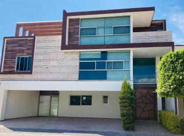 Casa · 538m² · 5 Recámaras · 3 Estacionamientos · Casa en Venta. Lomas de Angelopolis 1 con 5 Recámaras!