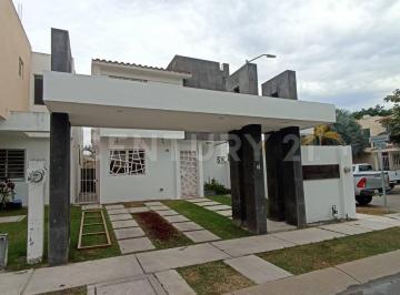 Casa · 112m² · 3 Recámaras · 1 Estacionamiento · Gran Casa en Esquina en Renta