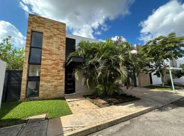 Casa de 4 habitaciones, Mérida · Casa en Venta en Privada de Cholul, 4 Recámaras, Piscina y Amplio Jardín y Paneles Solares