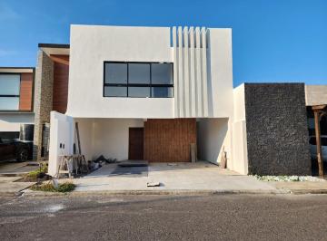Casa · 230m² · 3 Recámaras · 2 Estacionamientos · Lomas de La Rioja, Moderna Casa en Venta de 3 Recámaras con Rooftop
