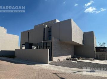 Casa · 355m² · 3 Recámaras · 3 Estacionamientos · Casa en Venta Lista Para Estrenar en Lomas del Campanario Norte