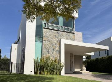 Casa en condominio · 450m² · 3 Recámaras · 3 Estacionamientos · Casa en Venta en El Campanario, Querétaro