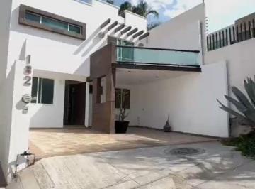 Casa de 3 habitaciones, León · Casa en Venta en Barranca del Refugio con 3 Recamaras y Estudio