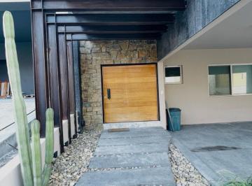 Casa · 4 Recámaras · 4 Estacionamientos · Casa - Bosques de Valle Alto