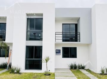 Casa · 112m² · 3 Recámaras · 2 Estacionamientos · Casa en Venta 105 m² 3 Recámaras Casa Club Alberca y Gran Diseño