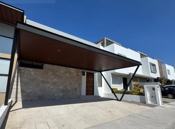 Casa · 262m² · 4 Recámaras · 3 Estacionamientos · Casa en Venta en Cañadas del Lago Corregidora Qro