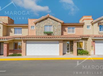 Casa · 221m² · 3 Recámaras · 2 Estacionamientos · Casa de 3 Recámaras en Fraccionamiento Privado con Alberca, Casa Club y Dog Park