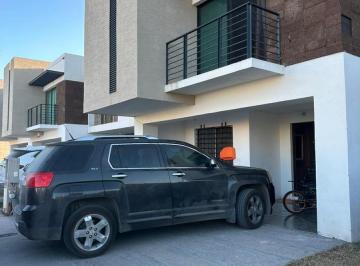Casa · 180m² · 3 Recámaras · 2 Estacionamientos · Casa en Venta en Los Lagos