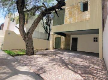 Casa de 4 habitaciones, León · Casa en Venta en Lomas Punta del Este con 3 Recamaras, 4 Baños Frente a Area Verde