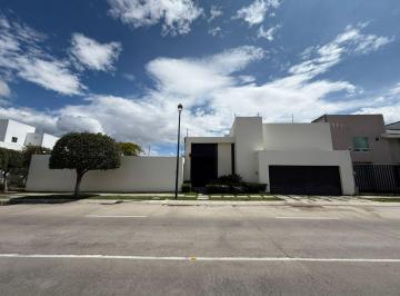 Casa de 3 habitaciones, León · Casa en Venta en Cañada del Refugio Sur con 3 Recamaras, 4 Baños, Gran Jardin