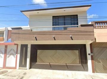 Casa de 3 habitaciones, Boca del Río · Hermosa Casa con Buena Distribucion Interior, en Residencia Patrimonial con Excelente Ubicacion