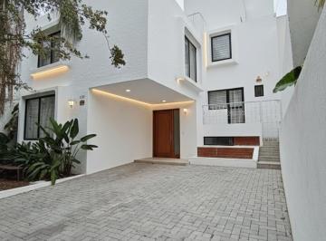 Casa de 4 habitaciones, Guadalajara · Exclusividad en Pompeya: Amplitud, Diseño y Alto Potencial de Inversión