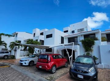 Casa · 450m² · 5 Recámaras · 3 Estacionamientos · Casa en Venta, 5 Recámaras, Beach Front, Remodelada de Lujo. con Muelle, Zona Hotelera Cancún