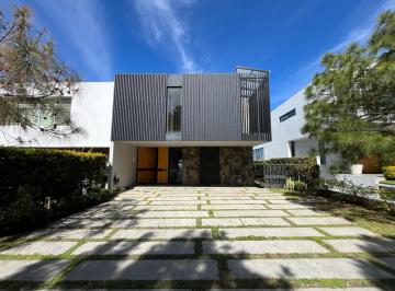 Casa en condominio · 385m² · 4 Recámaras · 6 Estacionamientos · Unica Casa en Venta en Alcazar Oriente