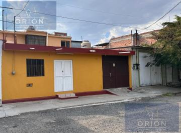 Casa · 290m² · 5 Recámaras · 6 Estacionamientos · Casa Venta 5 Recamaras a Pie de Calle Ideal Para Vivir Invertir Emprender Atras Normal de Queretaro