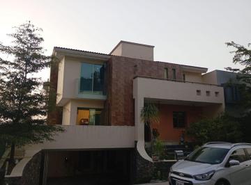Casa · 350m² · 5 Recámaras · 3 Estacionamientos - ASESORES INMOBILIARIOS ELITE · Casa con 300 m² Superficie de Terreno, 5 Habitaciones en Renta en Puerta del Bosque