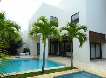 Casa · 889m² · 4 Recámaras · 4 Estacionamientos · Casa en Venta, 4 Recámaras, Doble Terreno, Piscina, Jardín, Villa Magna Residencial, Cancún
