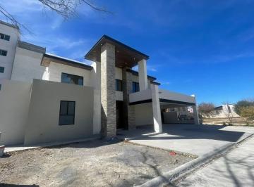 1 · Casa en Venta en San Alberto, Saltillo - Amplia y Moderna