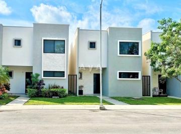 Casa · 140m² · 3 Recámaras · 2 Estacionamientos · Casa en Venta, 3 Recámaras, 2 Niveles, Av Mallorca, Sm 327, Polígono Sur Cancún