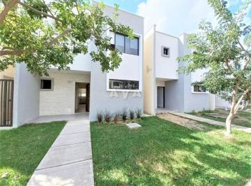 Casa · 140m² · 4 Recámaras · 2 Estacionamientos · Casa en Venta, 4 Recámaras, 2 Niveles, Av Mallorca, Sm 327, Polígono Sur Cancún