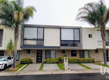 Casa · 146m² · 3 Recámaras · 2 Estacionamientos · Casa en Venta 3 Recamaras El Refugio