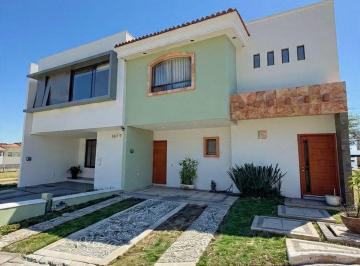 7dacb993e29bb59c297f58462a21027a31c12929bc99e36a4720cbb4f2517851 · Casa en Venta con Jardín y Recámara Principal con Vestidor y Tina