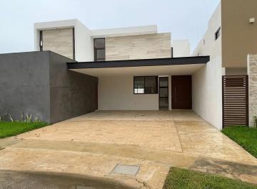1 · Venta Casa de Dos Pisos en Privada Parque Natura, Merida