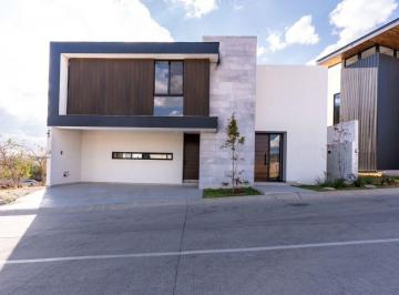 Casa de 3 habitaciones, León · Casa en Venta en Lomas del Molino III con Recámara en Planta Baja El Molino Residencial León Guanaja