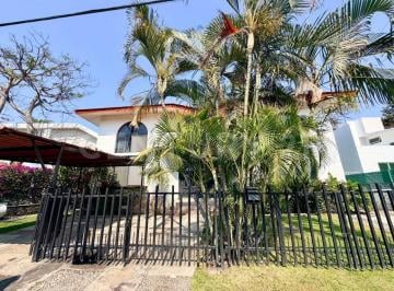 Casa · 310m² · 6 Recámaras · 1 Estacionamiento · Casa en Venta en Tulipanes, Lomas de Cocoyoc, Morelos