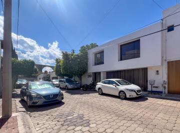 A una cuadra de Los Arcos · Casa en Venta o Renta a Una Cuadra de Los Arcos en Bosques del Acueducto con Jardín y Departamento