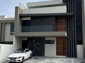 c99ffce81f9885a918233b29694aae82cef1c8b4a087b781211755393a195236 · Casa Nueva en Venta en Colinas de Juriquilla 4 Recamaras, Roof Garden.