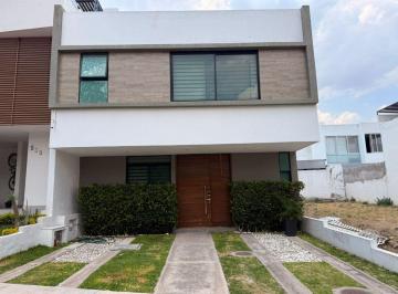 Casa de 3 habitaciones, Tlajomulco de Zúñiga · ¡Vive con Estilo! Casa en Renta en Fraccionamiento La Rioja