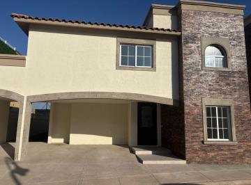 Casa en condominio · 395m² · 3 Recámaras · 3 Estacionamientos · Venta/renta de Casa Modelo Bianca en Residencial Portofino en Metepec