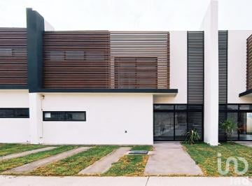 Casa · 174m² · 4 Recámaras · 2 Estacionamientos · Casa en Venta en Fraccionamiento Residencial