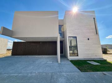 Casa · 402m² · 4 Recámaras · 3 Estacionamientos · Casa Victoria en Lomas del Campanario Norte Querétaro