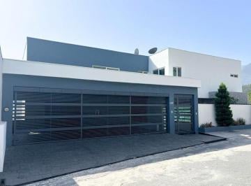 Casa · 550m² · 3 Recámaras · 3 Estacionamientos · Casa en Fraccionamiento Bosquencinos en Venta