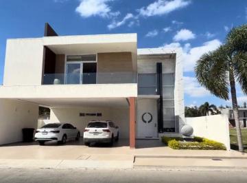 Casa en condominio de 4 habitaciones, Boca del Río · Lujosa Residencia en Boca del Río, Veracruz.